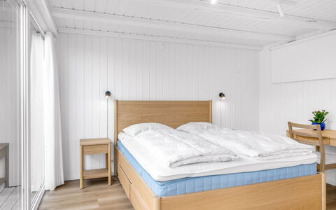 Rauli - 50M from the Sea: Holz, Fussboden, Flooring, Schlafzimmer, Interior Design, Bett, Möbel, Zimmer, Bedding, Bettdecke