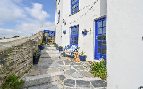Dolphin Cottage: Pflanze, Möbel, Gebäude, Eigentum, Tabelle, Stuhl, Schatten, Fenster, Interior Design, Beleuchtung