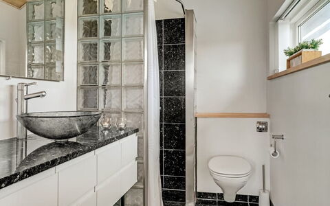 Ejvind - 100M from the Sea: Wand, Interior Design, Flooring, Armatur, Fussboden, Badezimmer, Fliese, Installation, Zuhause, Zapfhahn