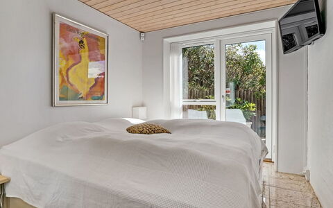 Ejvind - 100M from the Sea: Möbel, Interior Design, Bett, Schlafzimmer, Wand, Holz, Fussboden, Decke, Flooring, Bettdecke