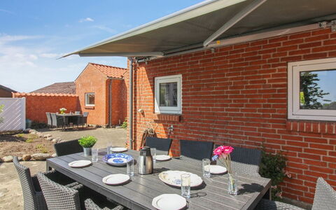 Kiersten - 5Km from the Sea: Wohngebiet, Dach, Vorort, Auffahrt, Estate, Kamin