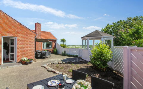 Kiersten - 5Km from the Sea: Wohngebiet, Dach, Vorort, Auffahrt, Estate, Kamin