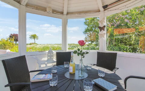 Kiersten - 5Km from the Sea: Wohngebiet, Dach, Vorort, Auffahrt, Estate, Kamin