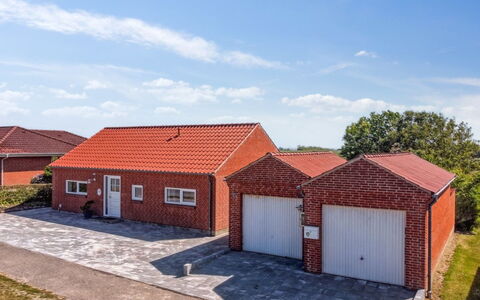 Kiersten - 5Km from the Sea: Wohngebiet, Dach, Vorort, Auffahrt, Estate, Kamin