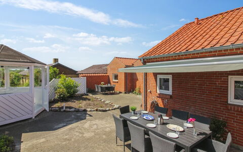 Kiersten - 5Km from the Sea: Wohngebiet, Dach, Vorort, Auffahrt, Estate, Kamin