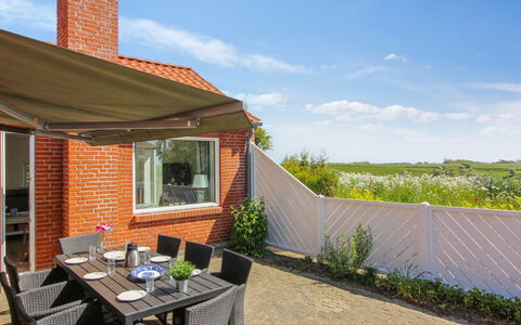 Kiersten - 5Km from the Sea: Wohngebiet, Dach, Vorort, Auffahrt, Estate, Kamin