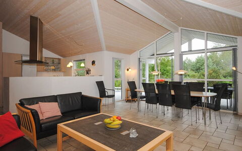 Tamika - 950M from the Sea: Holz, Interior Design, Decke, Couch, Flooring, Möbel, Fussboden, Wohnzimmer, Zuhause