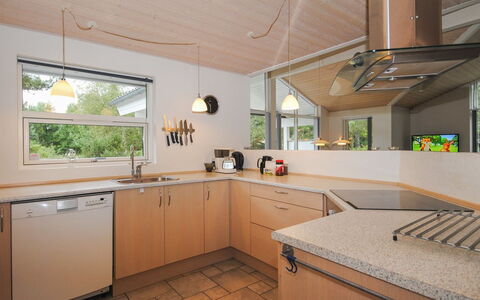 Tamika - 950M from the Sea: Countertop, Küche, Interior Design, Flooring, Cabinetry, Holz, Möbel, Light Fixture, Decke, Küchengerät
