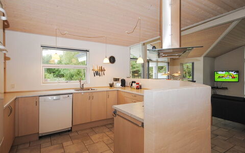 Tamika - 950M from the Sea: Interior Design, Flooring, Countertop, Möbel, Küche, Holz, Decke, Fussboden, Cabinetry, Light Fixture