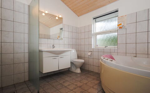Tamika - 950M from the Sea: Interior Design, Flooring, Armatur, Fussboden, Decke, Badezimmer, Holz, Zimmer, Installation, Beleuchtung