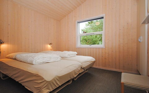 Tamika - 950M from the Sea: Holz, Schlafzimmer, Decke, Interior Design, Bett, Bettdecke, Fussboden, Hartholz, Flooring, Bedding