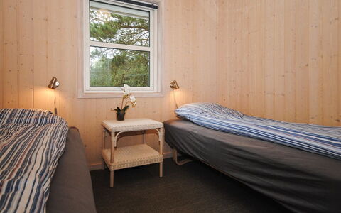 Tamika - 950M from the Sea: Wand, Schlafzimmer, Holz, Fussboden, Bett, Flooring, Bettdecke, Interior Design, Bedding, Decke