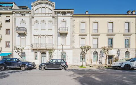 Appartamento Amedeo: Wolke, Himmel, Pflanze, Eigentum, Gebäude, Fenster, Blume, Die Architektur, Urban Design, Nachbarschaft