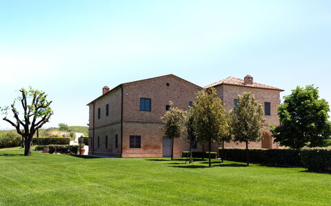 Podere D'Asso: Himmel, Pflanze, Eigentum, Gebäude, Fenster, Baum, Grundstueck, Gras, Haus, Tür
