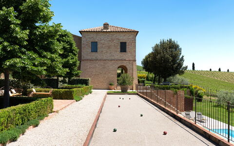 Podere D'Asso: Pflanze, Himmel, Eigentum, Gebäude, Baum, Haus, Fenster, Gras, Freizeit, Erholung