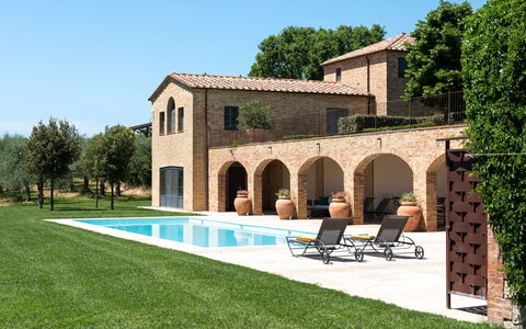 Podere D'Asso: Himmel, Pflanze, Gebäude, Baum, Gras, Gartenmöbel, Haus, Schatten, Freizeit, Landschaft