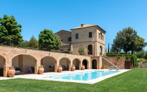 Podere D'Asso: Pflanze, Himmel, Gebäude, Wasser, Baum, Gras, Haus, Landschaft, Wohngebiet, Freizeit