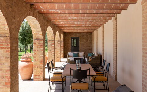 Podere D'Asso: Tabelle, Möbel, Eigentum, Stuhl, Pflanze, Holz, Interior Design, Beleuchtung, Zimmerpflanze, Blumentopf