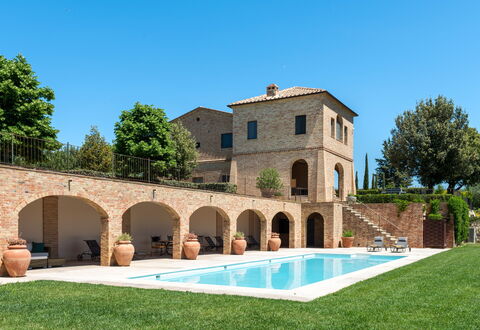 Podere D'Asso: Pflanze, Himmel, Gebäude, Wasser, Baum, Gras, Haus, Landschaft, Wohngebiet, Freizeit