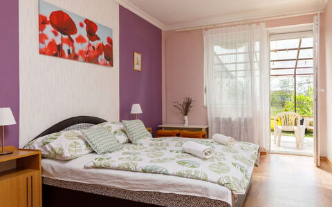Lien: Möbel, Eigentum, Pflanze, Fenster, Komfort, Textil, Holz, Interior Design, Bettrahmen, Wand