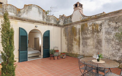 La Terrazza Sulla Valle: Möbel, Wolke, Tabelle, Gebäude, Pflanze, Himmel, Interior Design, Gartenmöbel, Grundeigentum, Tisch Im Freien