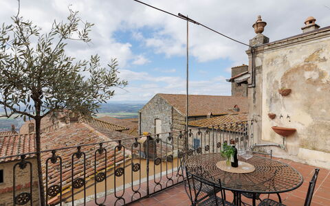 La Terrazza Sulla Valle: Wolke, Himmel, Eigentum, Gebäude, Tabelle, Pflanze, Blumentopf, Fenster, Baum, Zaun
