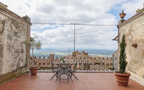 La Terrazza Sulla Valle: Himmel, Wolke, Eigentum, Pflanze, Gebäude, Blumentopf, Azurblau, Stuhl, Holz, Flooring