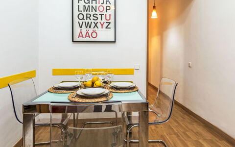 Sants-Montjuïc: Avenida Madrid: Tabelle, Möbel, Gebäude, Stuhl, Holz, Geschirr, Interior Design, Flooring, Küche & Esszimmer Tisch, Fussboden