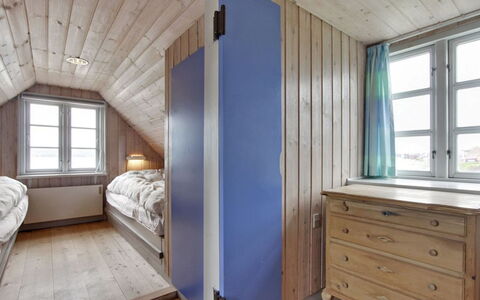 Pauliina - 10M to the Fjord: Schlafzimmer, Bett, Holz, Fussboden, Flooring, Interior Design, Decke, Möbel, Zimmer, Bedding