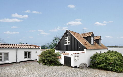 Pauliina - 10M to the Fjord: Gebäude, Fenster, Dach, Haus, Zuhause, Wohngebiet, Die Architektur, Fassade, Tür, Hütte