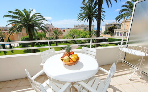 Riviera Park: Eigentum, Urlaub, Gelb, Möbel, Grundeigentum, Haus, Wohnung, Tabelle, Gebäude, Resort