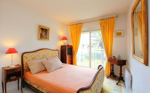 Riviera Park: Schlafzimmer, Möbel, Bett, Zimmer, Eigentum, Bettdecke, Bettrahmen, Interior Design, Bedding, Gebäude