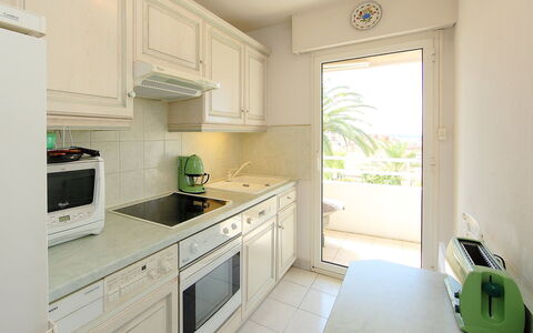 Riviera Park: Eigentum, Zimmer, Grün, Möbel, Küche, Cabinetry, Gebäude, Interior Design, Gelb, Countertop