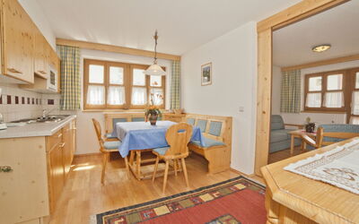 Chasa per la Punt 149.2: Tabelle, Möbel, Cabinetry, Holz, Stuhl, Interior Design, Schublade, Flooring, Fussboden, Wohnzimmer
