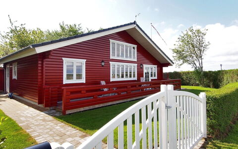 Salme - 100M from the Sea: Blau, Strauch, Hütte, Ground, Garten, Estate, Schatten, Landscaping, Bauernhaus, Eco Hotel