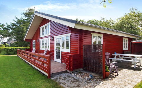 Salme - 100M from the Sea: Blau, Strauch, Hütte, Ground, Garten, Estate, Schatten, Landscaping, Bauernhaus, Eco Hotel