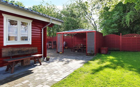 Salme - 100M from the Sea: Blau, Strauch, Hütte, Ground, Garten, Estate, Schatten, Landscaping, Bauernhaus, Eco Hotel