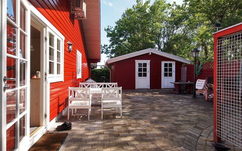 Salme - 100M from the Sea: Blau, Strauch, Hütte, Ground, Garten, Estate, Schatten, Landscaping, Bauernhaus, Eco Hotel