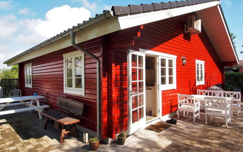 Salme - 100M from the Sea: Blau, Strauch, Hütte, Ground, Garten, Estate, Schatten, Landscaping, Bauernhaus, Eco Hotel