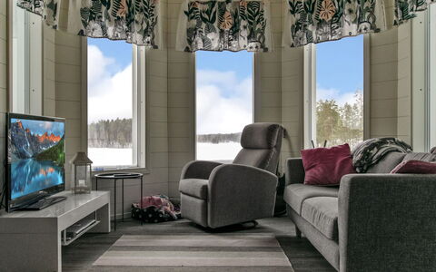 Pihlajaranta: Möbel, Interior Design, Flooring, Wohnzimmer, Fussboden, Fensterbehandlung, Fensterabdeckung, Couch, Zimmer, Zuhause