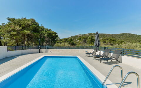 Gušt: Wasser, Himmel, Eigentum, Schwimmbad, Azurblau, Schatten, Rechteck, Gartenmöbel, Baum, Freizeit