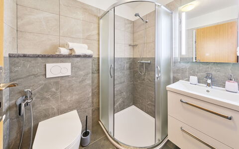Marika: Badezimmer, Armatur, Interior Design, Flooring, Fussboden, Bad Sink, Sinken, Toilette, Zapfhahn, Spiegel