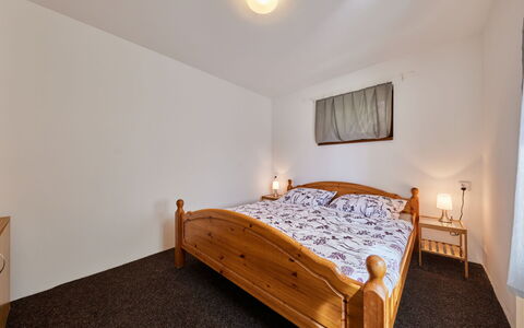 Cerny Dul 101: Möbel, Gebäude, Komfort, Holz, Bettrahmen, Lampe, Bett, Fussboden, Flooring, Hartholz