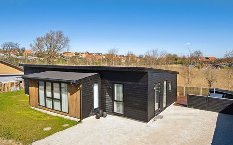 Thorlaf - 200M from the Sea: Dach, Haus, Grundstueck, Zuhause, Hütte, Estate, Gartenbauten, Schatten, Blockhaus, Landscaping