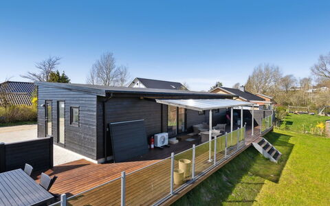 Thorlaf - 200M from the Sea: Dach, Haus, Grundstueck, Zuhause, Hütte, Estate, Gartenbauten, Schatten, Blockhaus, Landscaping