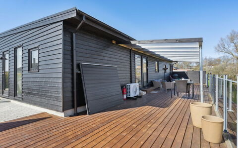 Thorlaf - 200M from the Sea: Dach, Haus, Grundstueck, Zuhause, Hütte, Estate, Gartenbauten, Schatten, Blockhaus, Landscaping