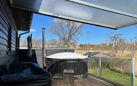 Thorlaf - 200M from the Sea: Wohnung, Schatten, Balkon, Stuhl, Zaun, Gartenmöbel, Aluminium, Kunstrasen