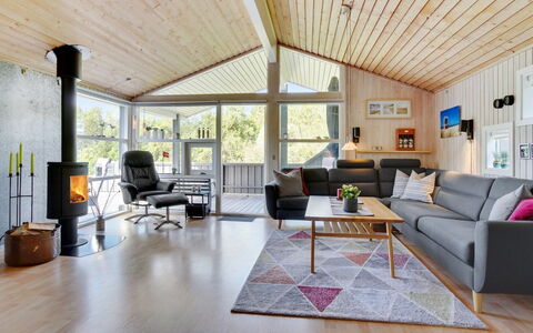 Aletha - 180M from the Sea: Holz, Interior Design, Möbel, Flooring, Wohnzimmer, Couch, Decke, Fussboden, Zuhause, Holzboden