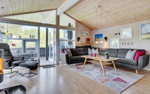 Aletha - 180M from the Sea: Holz, Interior Design, Wohnzimmer, Möbel, Decke, Couch, Zimmer, Holzboden, Hartholz