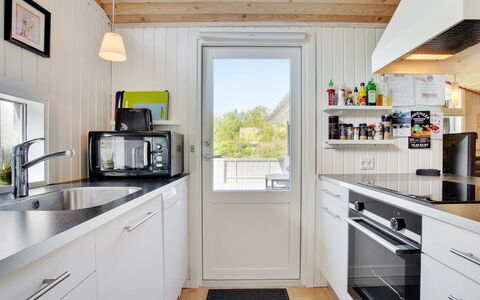 Aletha - 180M from the Sea: Küche, Küchengerät, Holz, Major Appliance, Countertop, Flooring, Interior Design, Zuhause, Decke, Fussboden